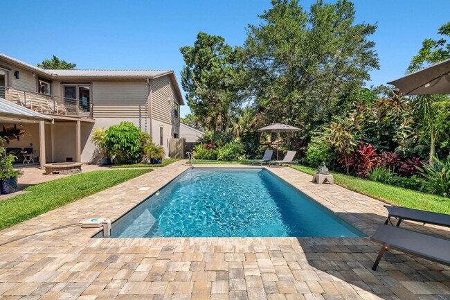 Building Photo - 430 Arricola Ave