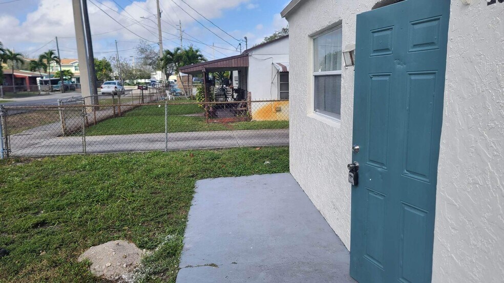 Primary Photo - 100 NW 1st Ave