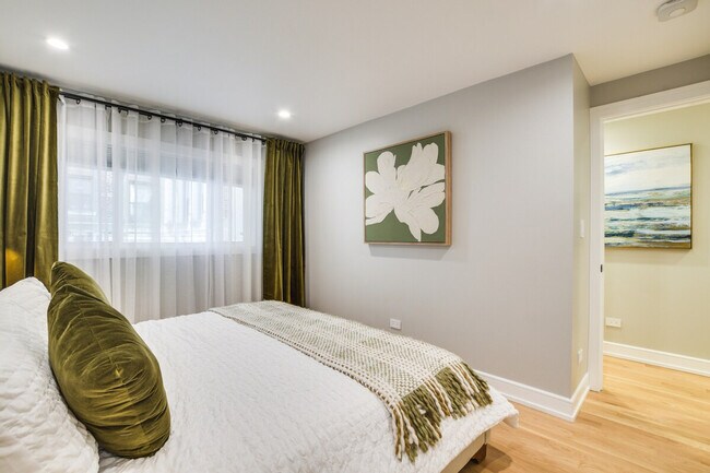 Building Photo - 6242 N Kenmore Ave