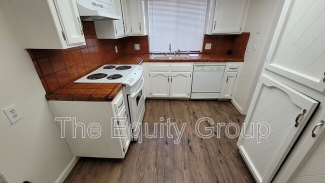 Building Photo - 5804 W Robinwood Ave