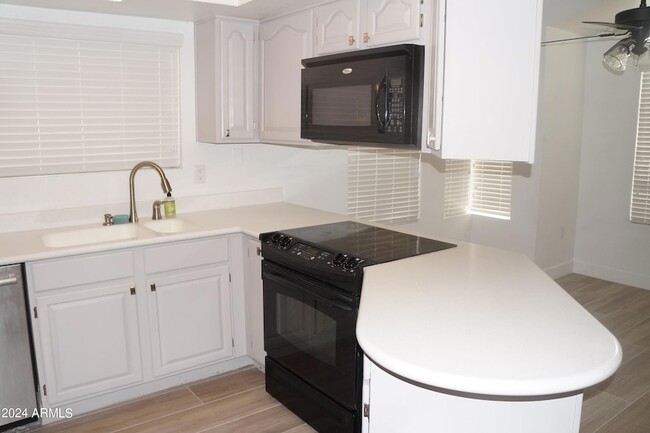 Building Photo - 5756 W Del Rio St