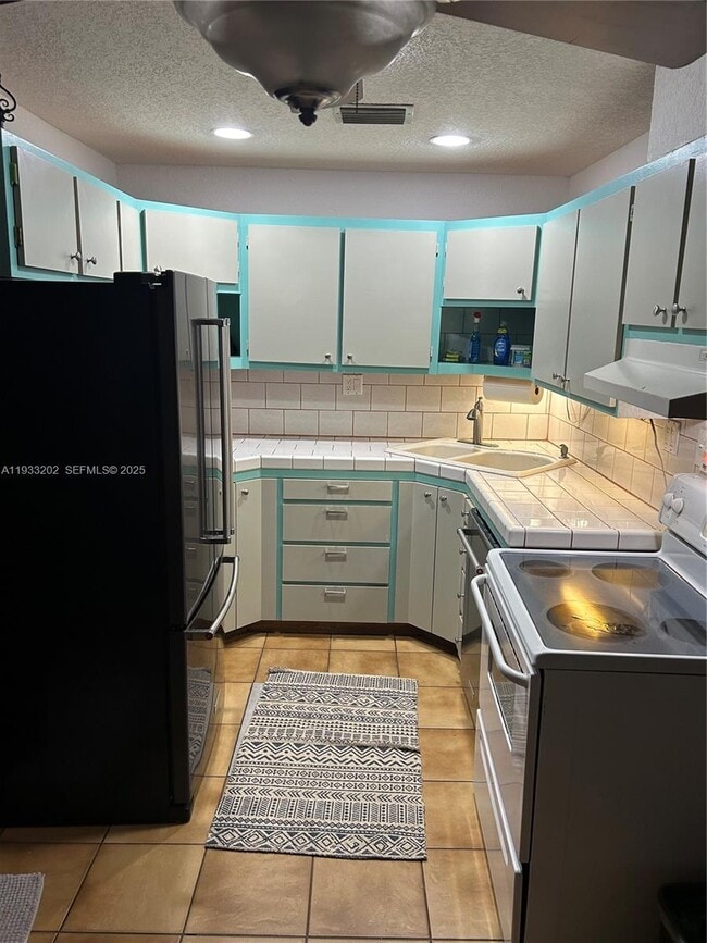 Building Photo - 6201 SW 38th Ct