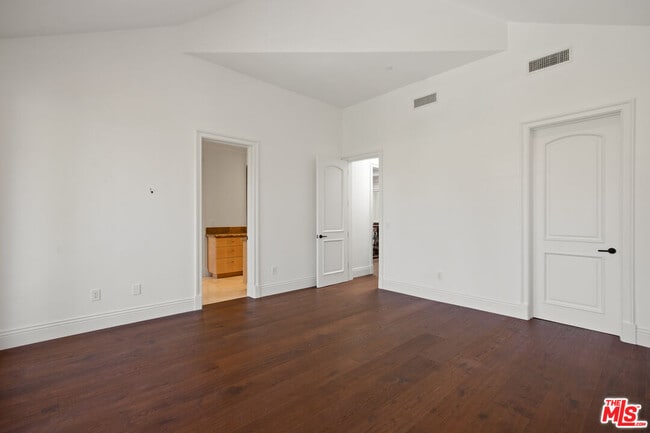 Building Photo - 520 N Palm Dr