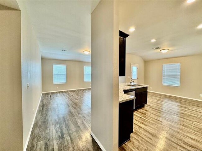 Building Photo - Newer build with Split Floor plan