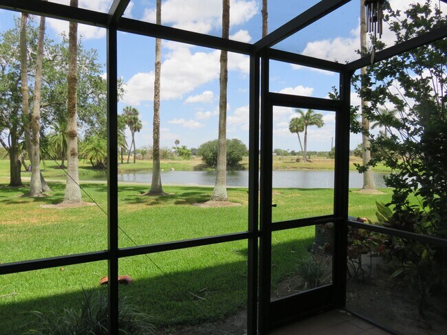 Building Photo - Turnkey 2/2 in a resort community golf and...