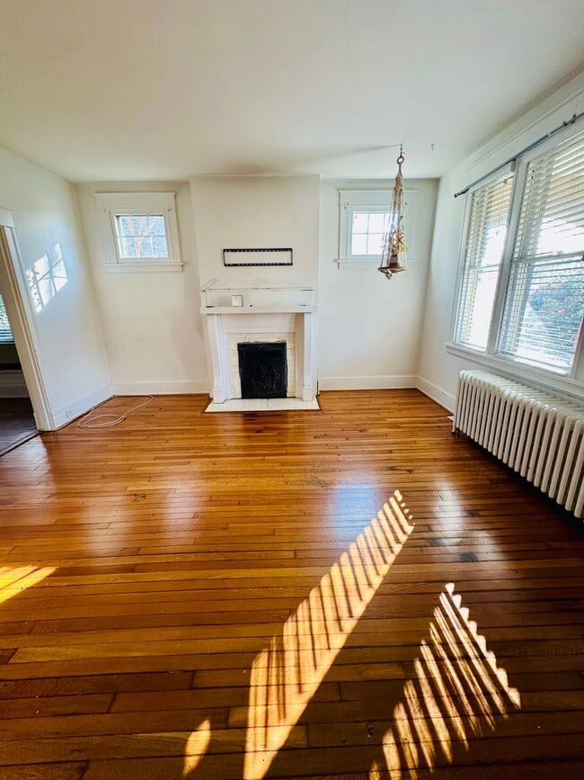 Building Photo - Gorgeous 4bdrm/1.5bth Home Located on Seminary Avenue in Richmond's North Side!!