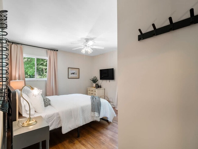 Building Photo - 670 Treeside Dr