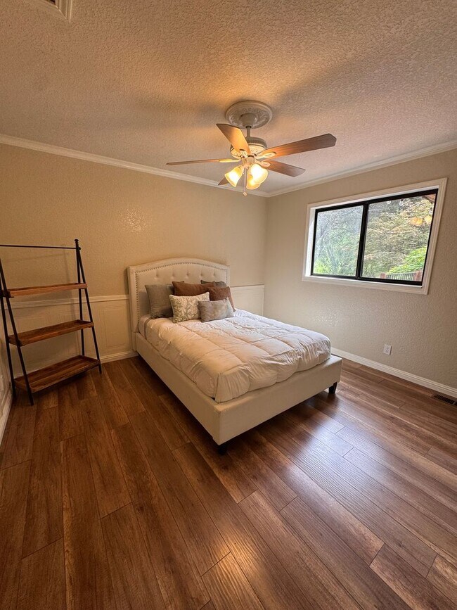 Building Photo - Luxury Lake of the Pines Living | Remodeled 4BD + Large Yard | Furnished or Unfurnished