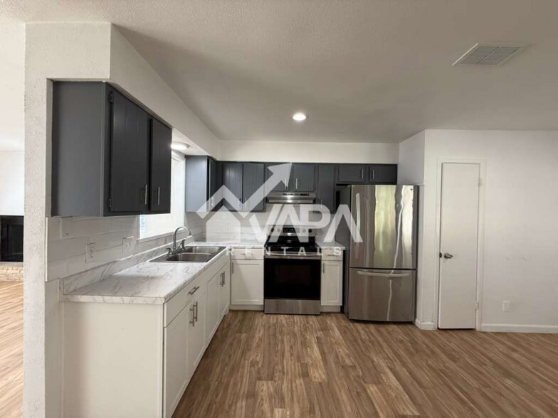 Building Photo - 302 Kingsman St