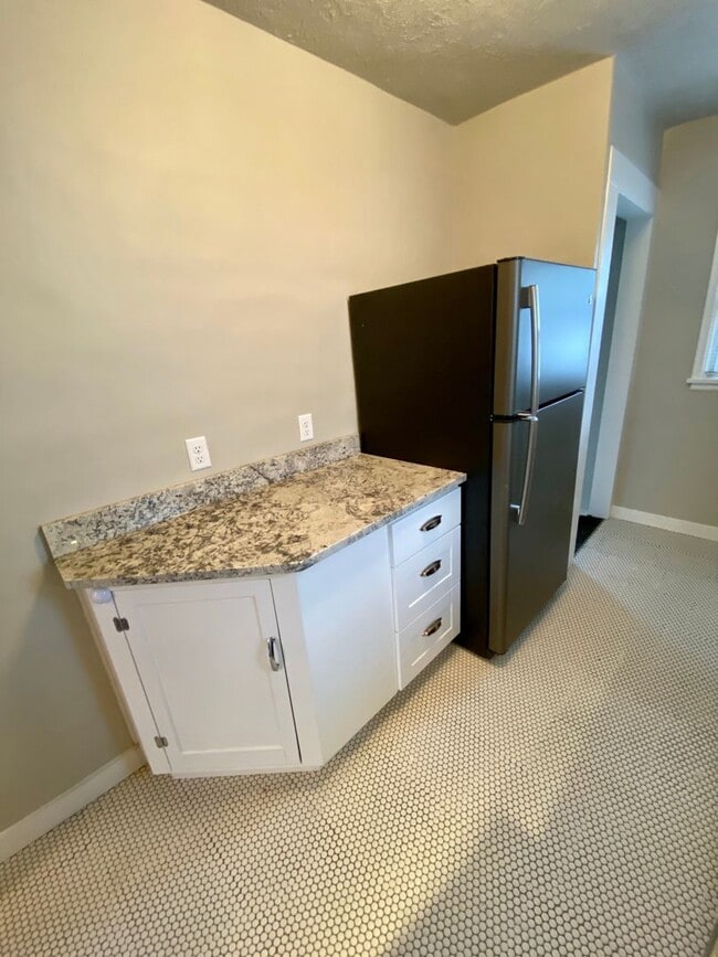 Building Photo - Charming 3 bed 1 bath House with Tons of Updates and Private Backyard!