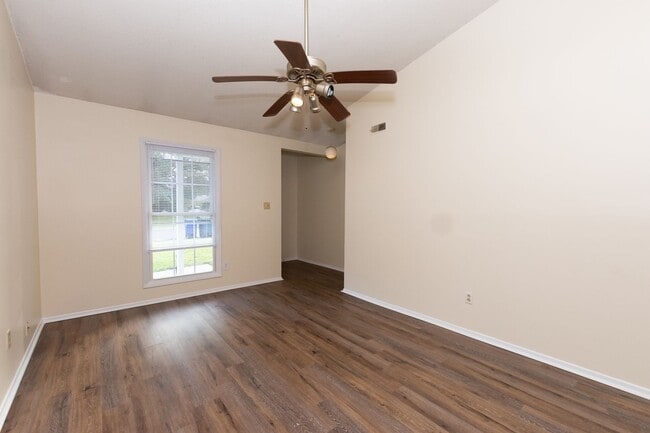 Building Photo - 139 Village Cir
