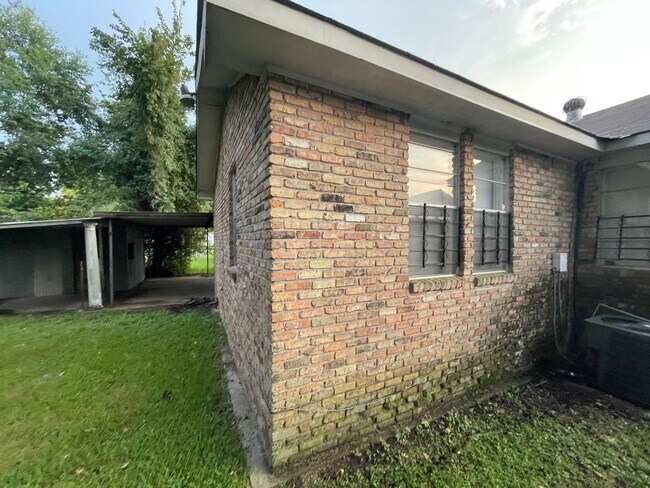 Building Photo - 3 bedrooms 2 baths - Section 8 Accepted