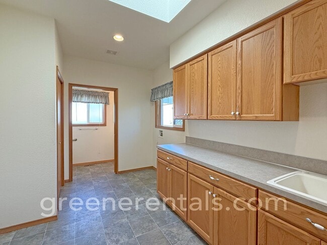Building Photo - Spacious & Bright 3BD/3BA Home for Rent in...
