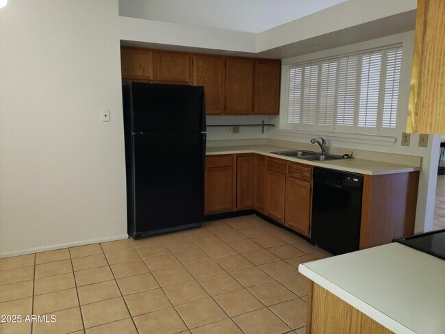 Building Photo - 2708 W Gila Ln