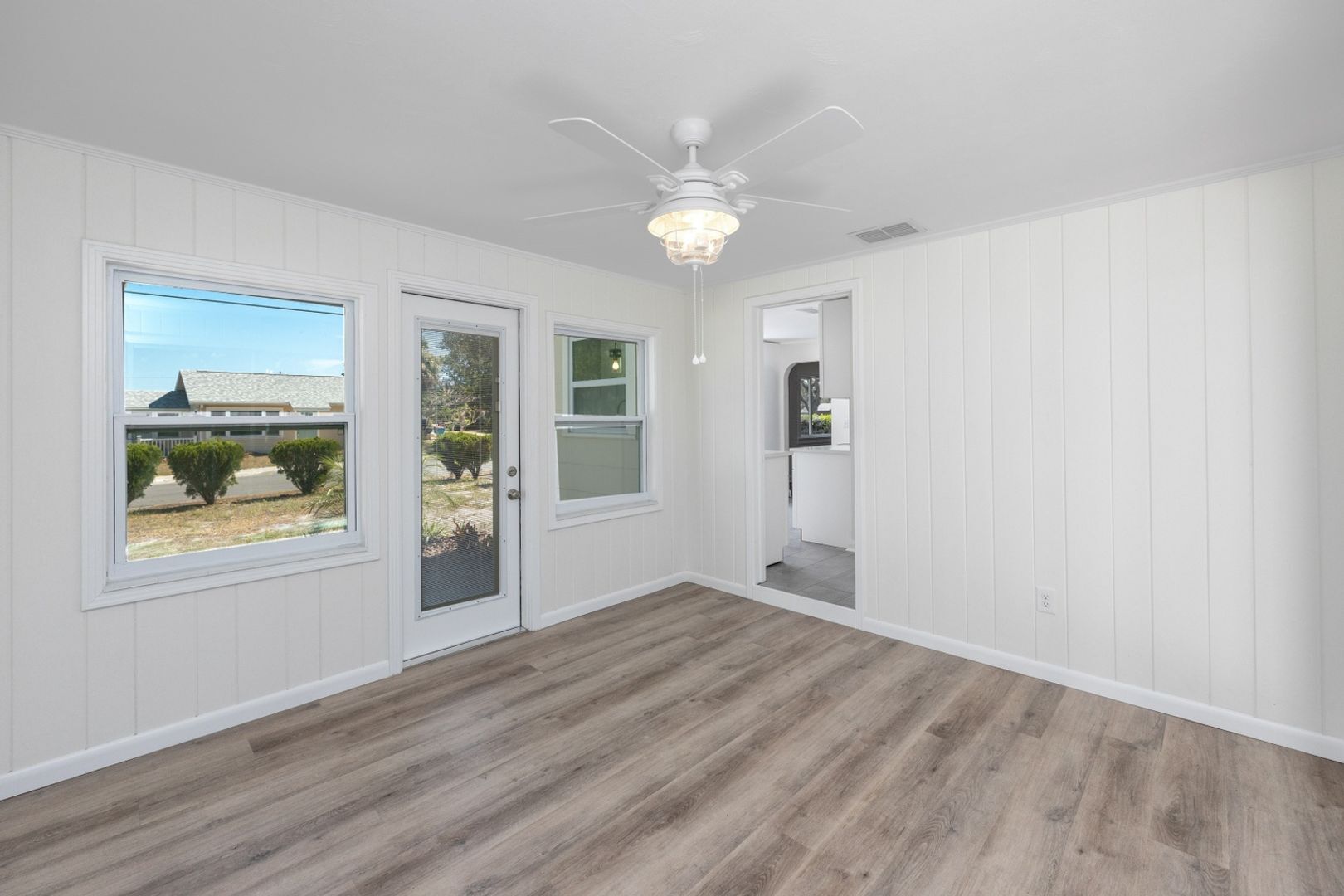 Building Photo - 14744 Sunset Dr