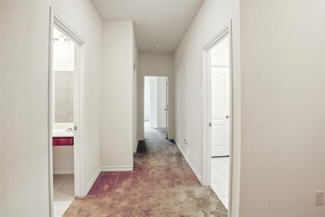 Building Photo - 604 Bronze Forest Dr