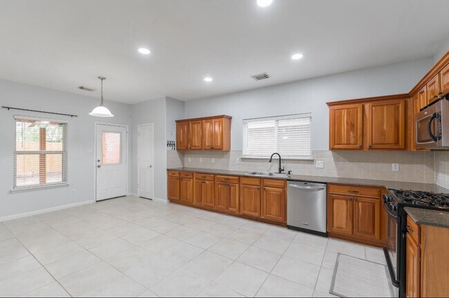 Building Photo - 3223 Legends Creek Dr