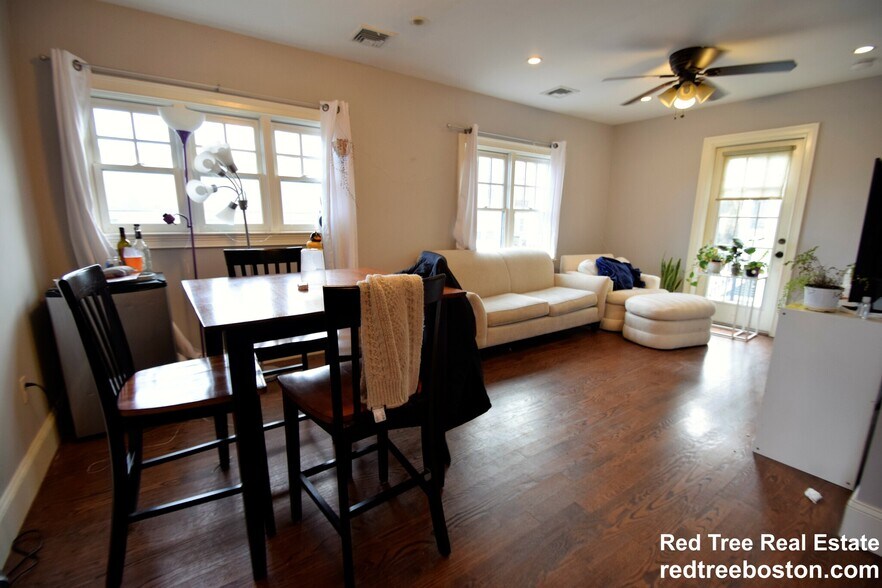 Building Photo - 2 Iroquois St