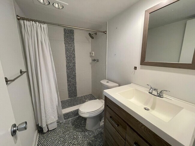 Building Photo - 2651 S Palm Aire Dr