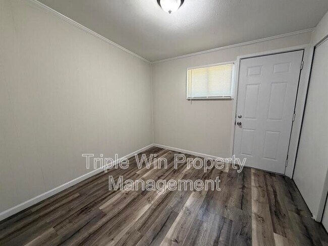 Building Photo - 765 Bobbins Ln