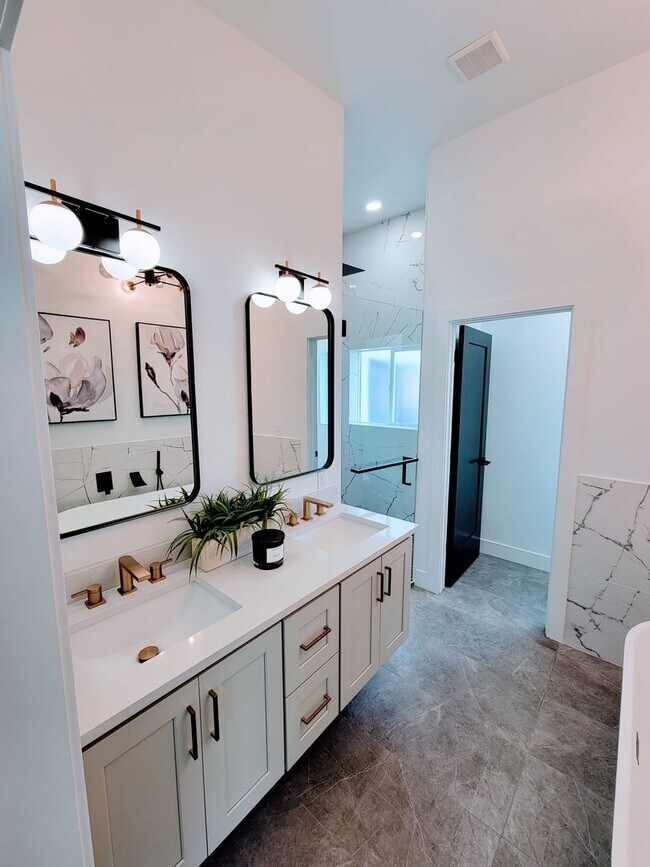 Building Photo - ABSOLUTELY UNBELIEVABLE NEW HIGH END CUSTOM HOME!