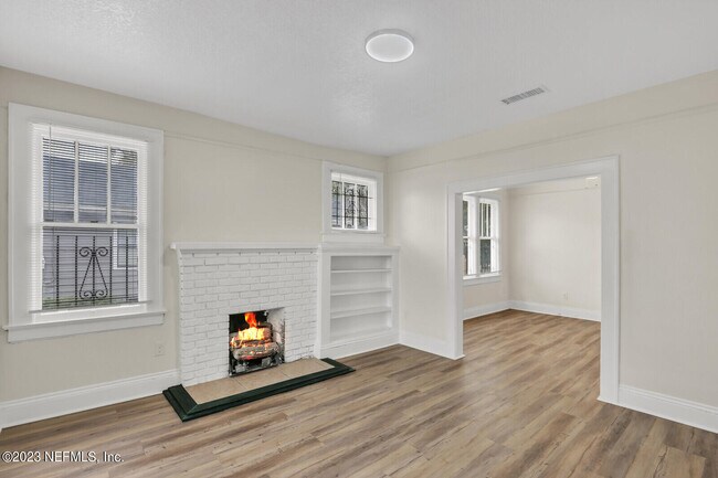 Building Photo - 525 W 18th St