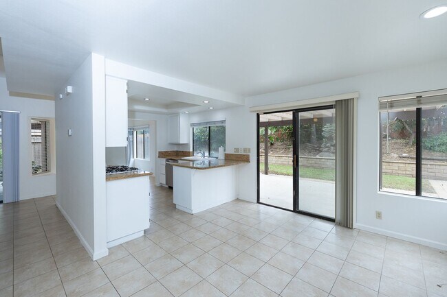 Building Photo - Spacious 3 Bedroom  2.5 Bath | East Ventura | Unfurnished