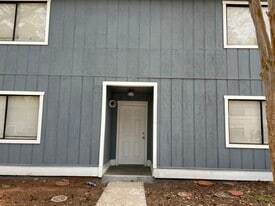 Building Photo - 923 Pine Oak Trl