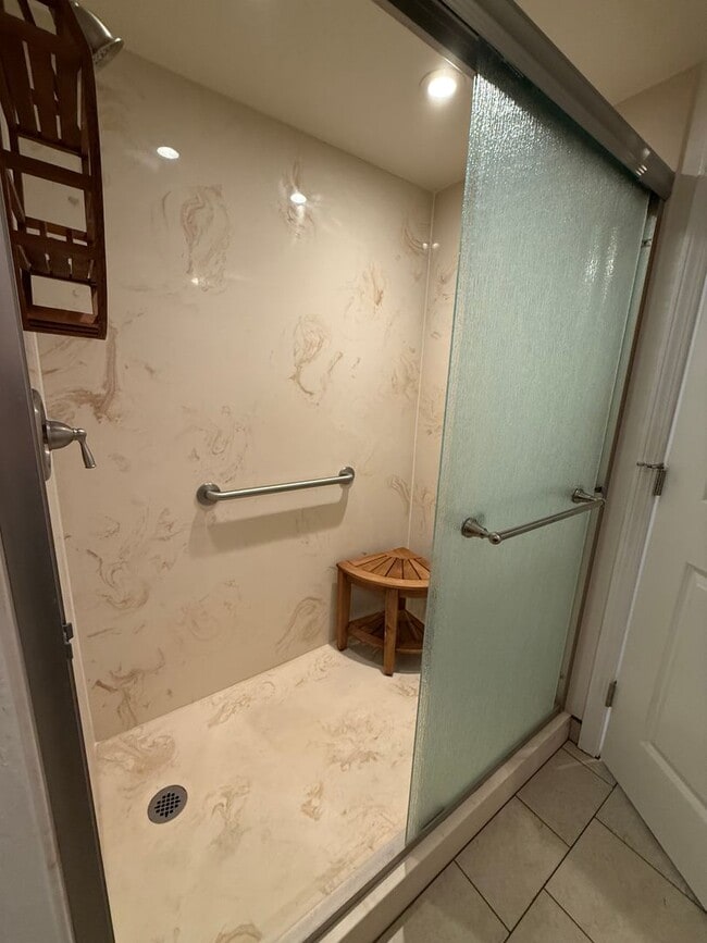 Building Photo - Makaha Valley Towers Fully Furnished. 1 Bedroom/1 Bath