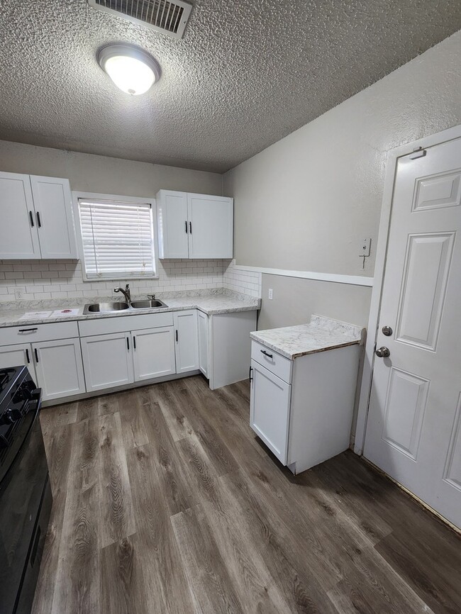 Building Photo - 2 bed 1 bath home, 1 car garage