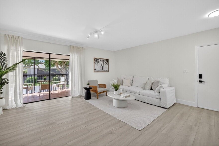 Living Room - 261 Deer Creek Blvd