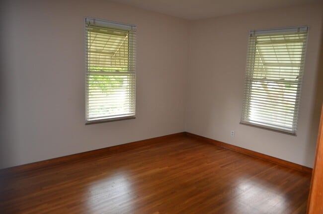 Building Photo - 582 Loveman Ave