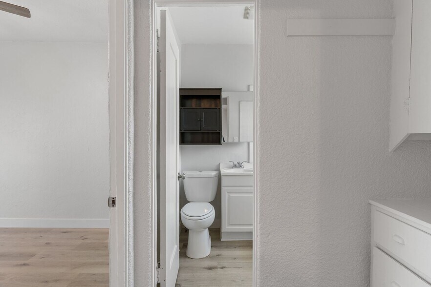 Building Photo - 2652 E 15th St