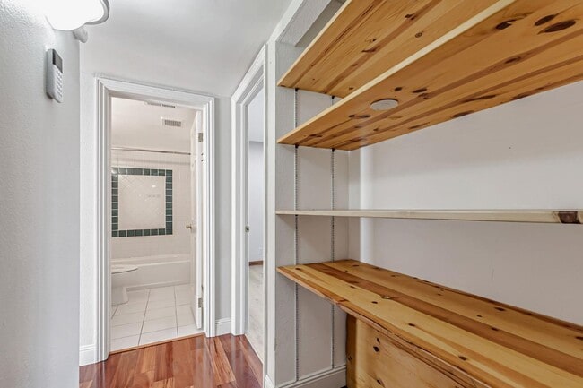 Building Photo - 8130 Park Villa Cir