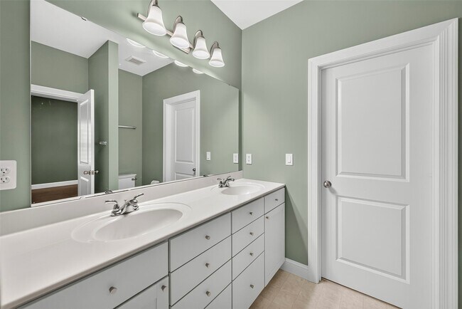 Building Photo - 15 Country Trail Ct