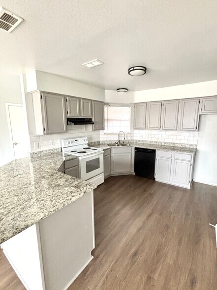 Building Photo - 2839 Adrian Ave