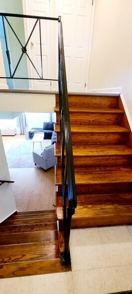 Building Photo - 496 Lawnview Dr