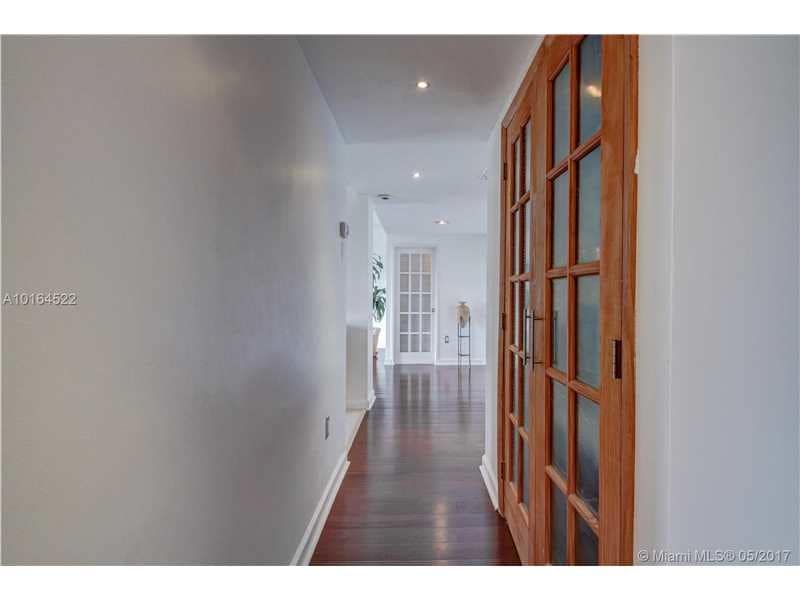 Building Photo - 9100 W Bay Harbor Dr