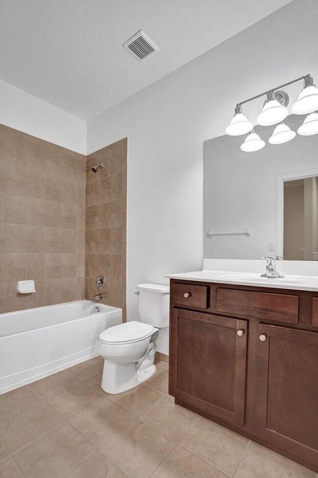 Building Photo - Gorgeous Townhome in Parkland