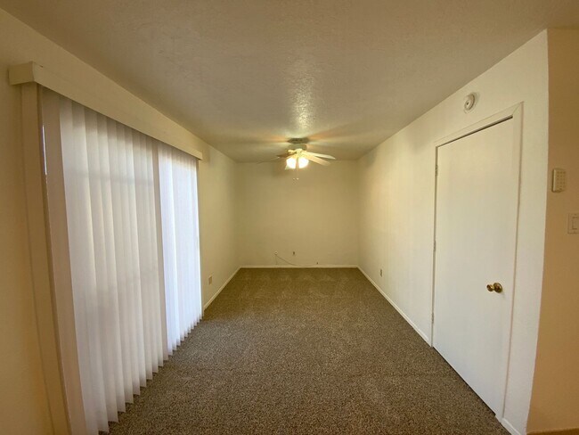 Building Photo - 3 Bedroom Single Story Home Available Near...