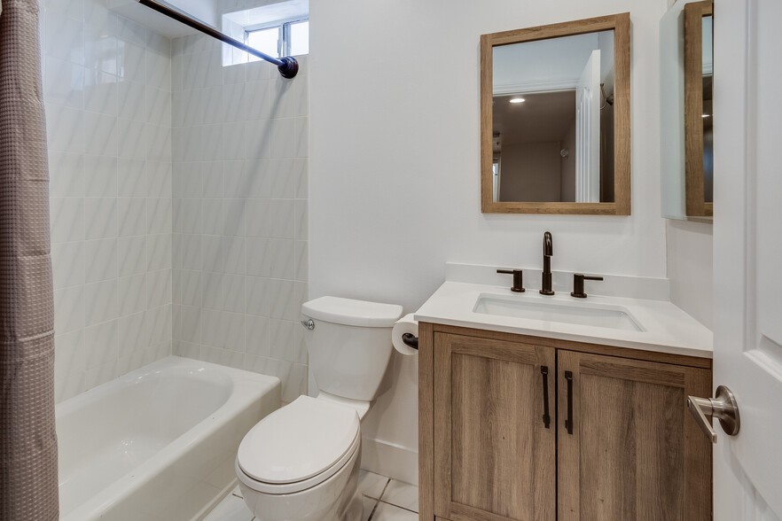 Upstairs bath - 321 W Dryden St