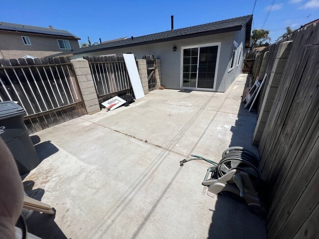 Building Photo - **Newly Renovated 2BDRM/1BTH with in unit ...