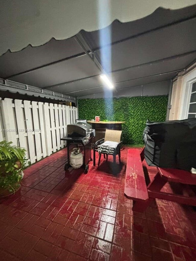 Building Photo - 2733 NE 3rd Ct