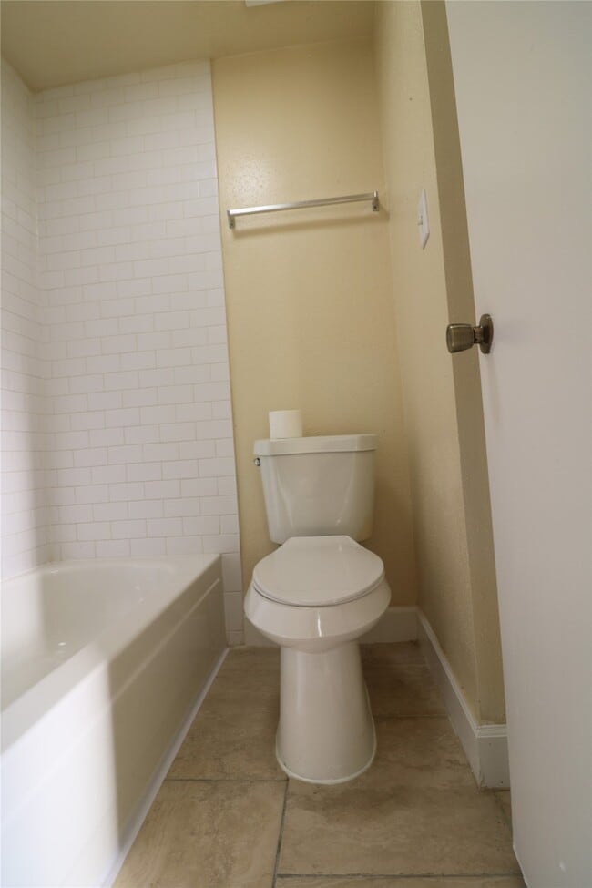 Building Photo - 7603 Loro Linda Dr