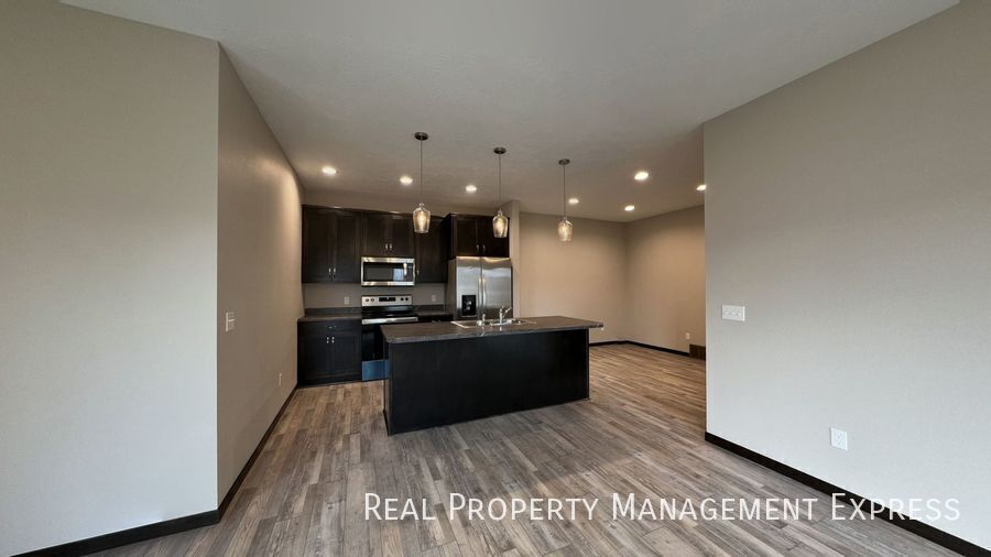 Building Photo - 3-Bed, 2-Bath Townhome: Modern, Spacious, Convenient