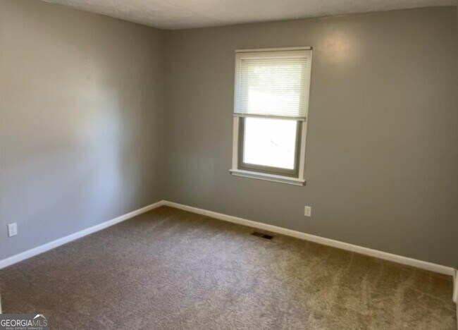 Building Photo - 19 Oak Hill Dr