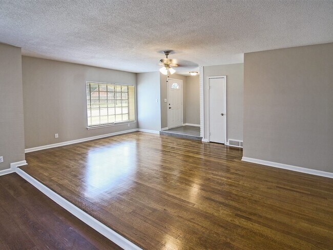 Building Photo - UPDATED & CUTE 3 bed, 2 bath home.