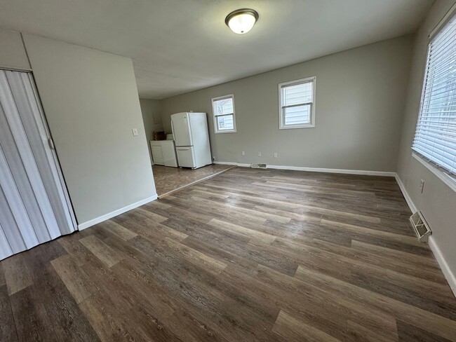 Building Photo - Cozy 3 Bed, 1 Bath Home with Main Floor La...