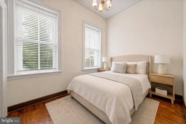 Building Photo - 415 William St