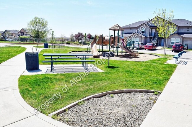 Building Photo - 1053 W Pine Ave